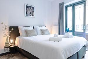 Studio with balcony and full kitchen near hotspot