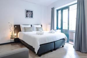 Studio with balcony and full kitchen near hotspot