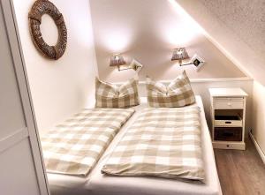 Sky & Sand Homes Wattläufer I Nordsee-Auszeit im Reetdachanwesen mit Parkgarten