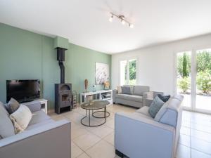 Villas Villa in Oupia with Private Pool & Views : photos des chambres