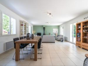 Villas Villa in Oupia with Private Pool & Views : photos des chambres
