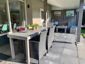 Home in Sint Maartenszee with Veranda