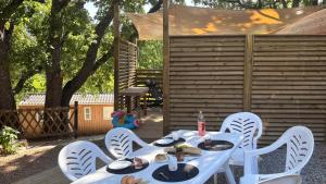 Campings Camping Rives du Lac de Sainte Croix : photos des chambres