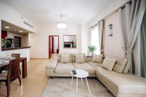 Top Holiday Location - Walk to Beach - Free Pool & Gym