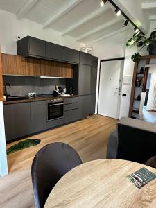 Comos Hill Apartments - Foresta