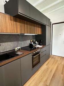Comos Hill Apartments - Foresta
