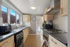 New Flat, Parking, 3 Bedrooms, Sleeps 6