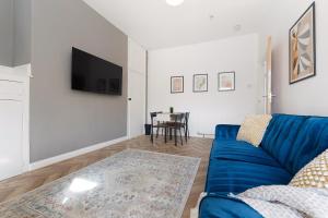 New Flat, Parking, 3 Bedrooms, Sleeps 6