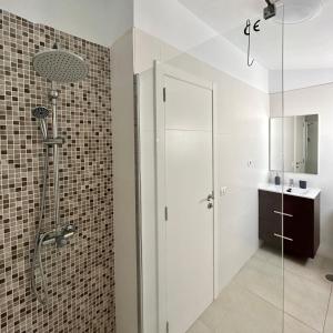 Pool view 2 bed duplex in Castle Harbour C207