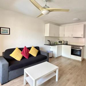 Pool view 2 bed duplex in Castle Harbour C207