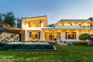 StayVista at Kuber Vatika with BBQ & Bonfire