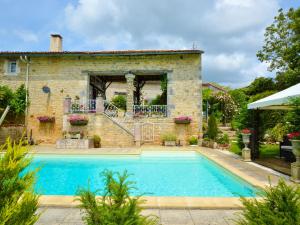 Maisons de vacances Holiday Home in Charente with Pool and Castle : photos des chambres