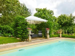 Maisons de vacances Holiday Home in Charente with Pool and Castle : photos des chambres