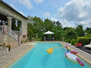 Maisons de vacances Holiday Home in Charente with Pool and Castle : photos des chambres