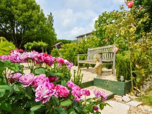 Maisons de vacances Holiday Home in Charente with Pool and Castle : photos des chambres