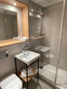 Hotels The Originals City, Hotel Le Pavillon, Beziers Est : photos des chambres