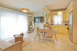 Modern Beach Retreat 2BR in Coastal Palaio Faliro