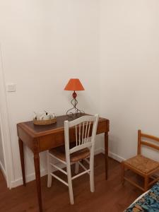 B&B / Chambres d'hotes Manoir de l'Angelus : Chambre Familiale avec Salle de Bains Commune