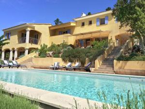 Villa in Le Muy with Private Pool and Lake