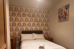 Curzon St - 4 Beds Sleeps 7 with Street Parking