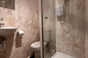 Curzon St - 4 Beds Sleeps 7 with Street Parking