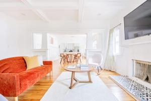 Inviting 3BR Home with Porch & Greenery