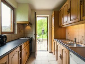 Cozy Forest Cottage in Awenne