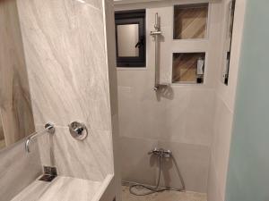 Tritos - Sleeps 11 - Balcony - Parking - Sea View