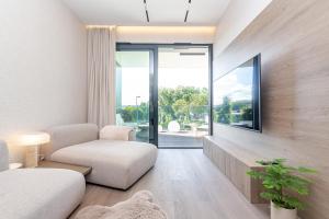 Omega Lake Prestige # 5 Private Pool & Jacuzzi & Sauna & Gym & Lake Access