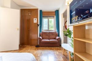 Central Madrid Apartment with Garden Views, Sunny Private Terrace, Fast WiFi & Metro Access