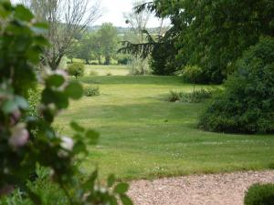 Maisons de vacances Mansion in Champvert with Pond View Terrace : photos des chambres