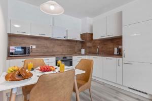 Be a neighbour to a President