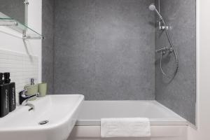 5BR Modern House Parking M1