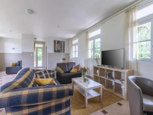 Maisons de vacances Holiday Home in Cuzy with Pool and BBQ : photos des chambres