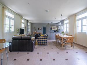 Maisons de vacances Holiday Home in Cuzy with Pool and BBQ : photos des chambres