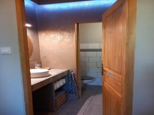 Maisons de vacances Holiday Home in Cuzy with Pool and BBQ : photos des chambres