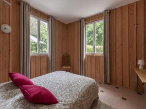 Maisons de vacances Holiday Home in Cuzy with Pool and BBQ : photos des chambres