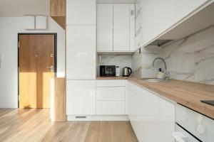 Cosy Apartment with Balcony by Noclegi Renters