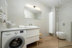 Cosy Apartment with Balcony by Noclegi Renters