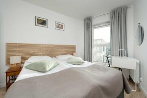 Cosy Apartment with Balcony by Noclegi Renters