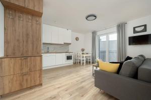 Cosy Apartment with Balcony by Noclegi Renters