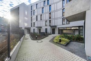 Cosy Apartment with Balcony by Noclegi Renters