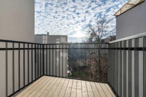 Cosy Apartment with Balcony by Noclegi Renters