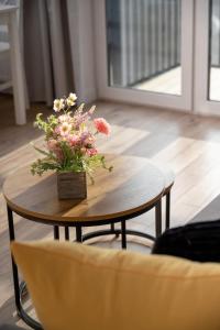 Cosy Apartment with Balcony by Noclegi Renters