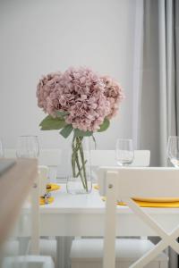 Cosy Apartment with Balcony by Noclegi Renters