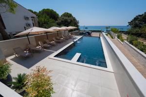 Bumblebee apartments & rooms with pool