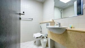 Relaxing Marina View Stay, Walk to Beach & Mall - 27AB02