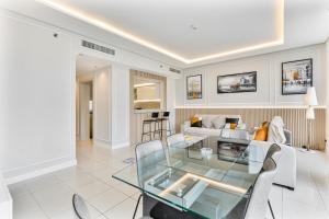 Stunning 2BR with Canal Views in Dubai Marina
