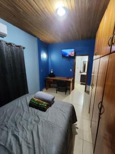 Casa con patio y quincho en Cambyreta Itapua