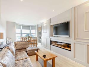 5 Bed in Aberdovey 93603